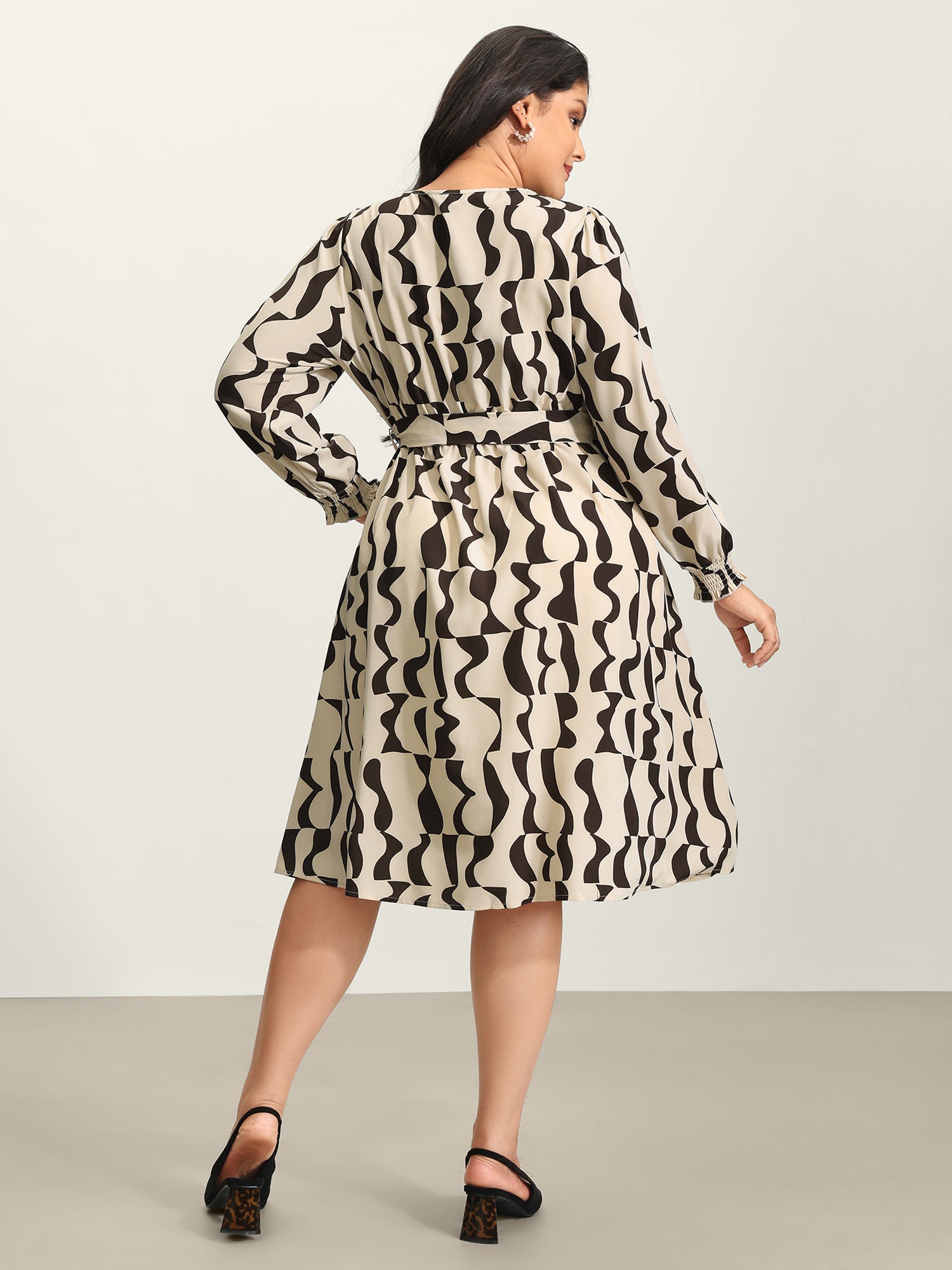 Geometric Print Pleated Neckline Belt Midi Dress