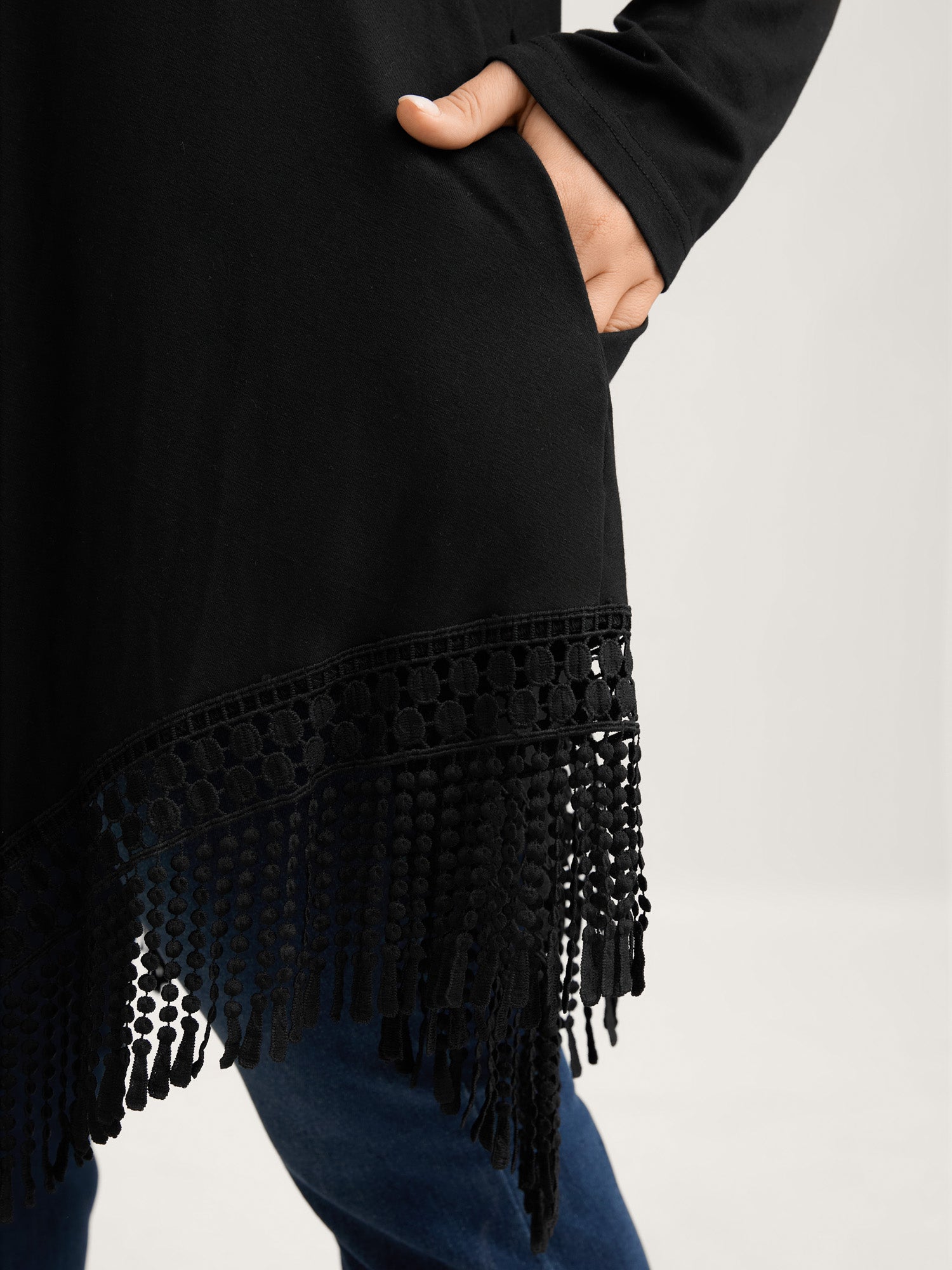 Solid Tassels Trim Pocket Asymmetrical Hem T-shirt